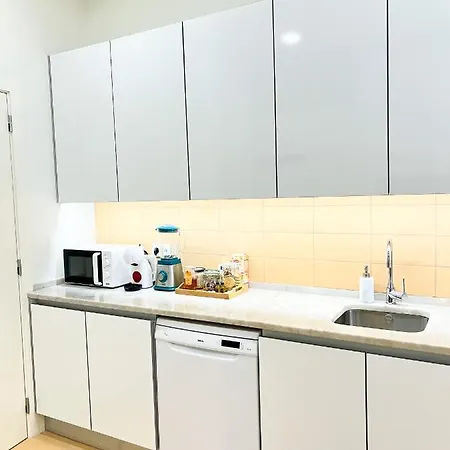 Cozy With Shared Bathroom On Rua Augusta Guest house