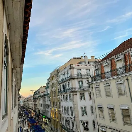 Guest house Cozy With Shared Bathroom On Rua Augusta