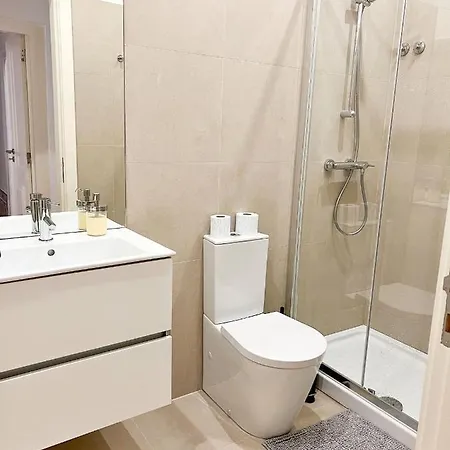 Guest house Cozy With Shared Bathroom On Rua Augusta